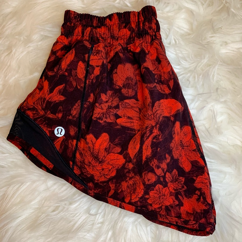 Lululemon red & black hotty hot shorts size 2, 2in - Picture 1 of 8